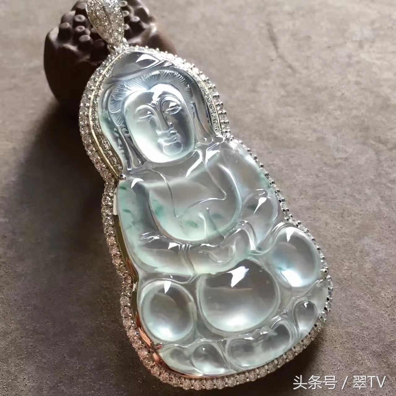 都说赌石的水头最难懂，翠TV教你如何看翡翠的水头