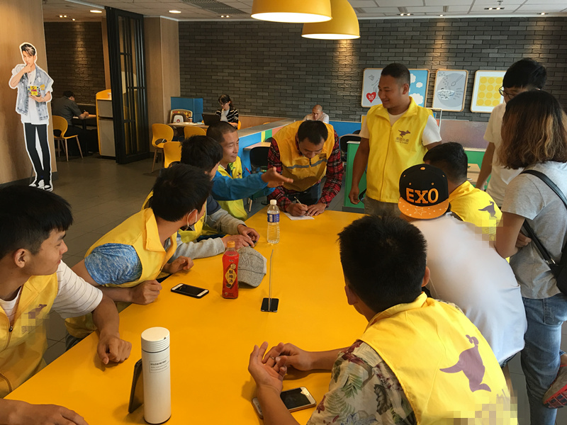 保定有群无声外卖员:眼观六路,每天工作13小时