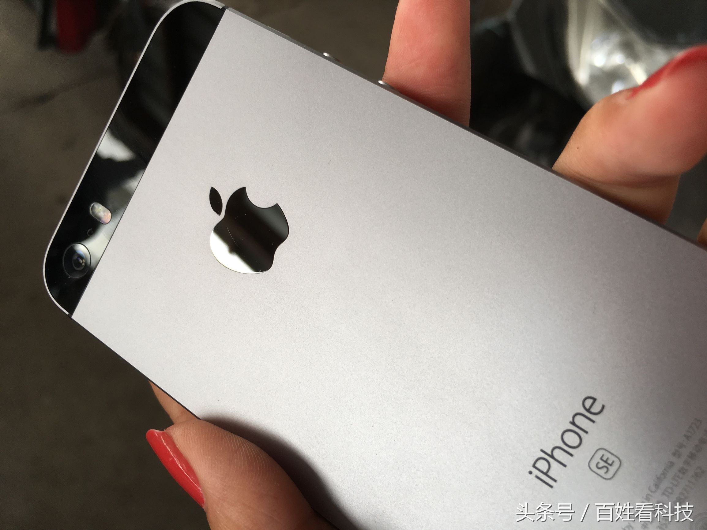 苹果手机背面苹果标擦得掉吗,苹果背面苹果logo刮伤