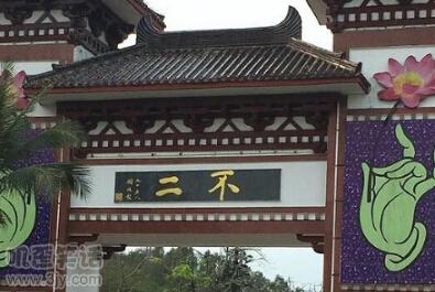 同学上课玩手机被老师抓到了,上课玩手机被老师发现教导主任