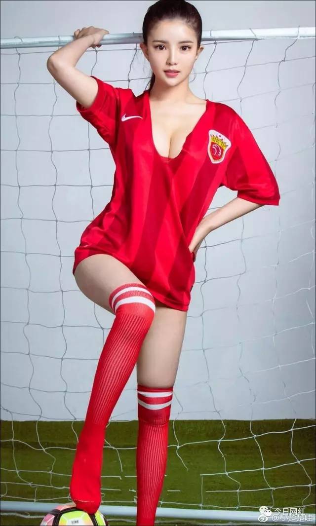 年入百万，樱花公益女神，“楚楚”动人的足球宝贝