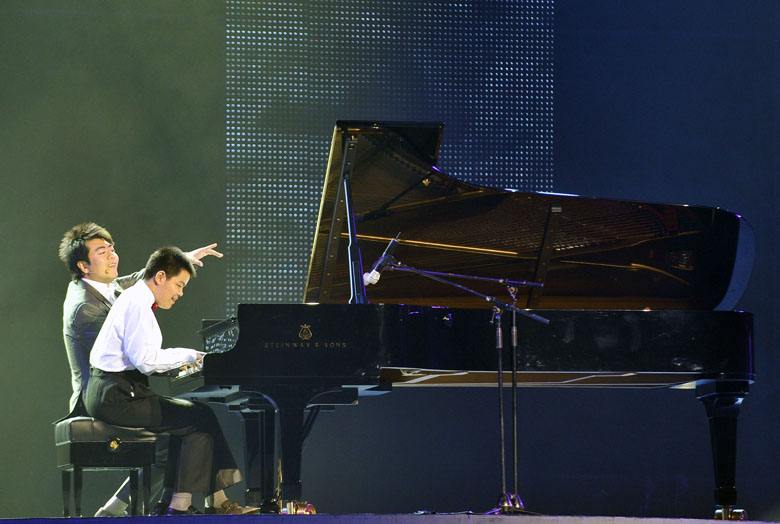 郎朗弹琴摇头晃脑,郎朗弹钢琴摇头晃脑视频