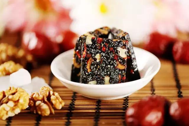 阿胶补血颗粒饭前吃还是饭后吃好,阿胶固元膏的功效哪些人不能吃