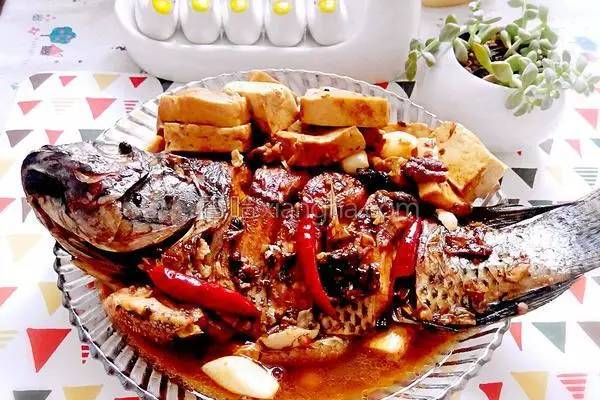 炖鱼要用什么水最好吃窍门,炖鱼的正确方法不用啤酒炖