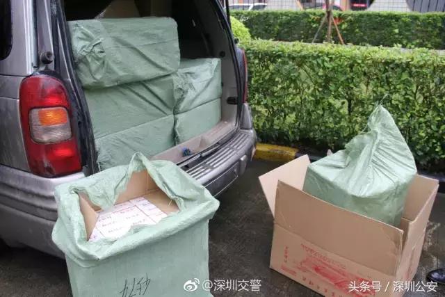 车被淹消防涉水解救被困者,车辆水淹逃生处置