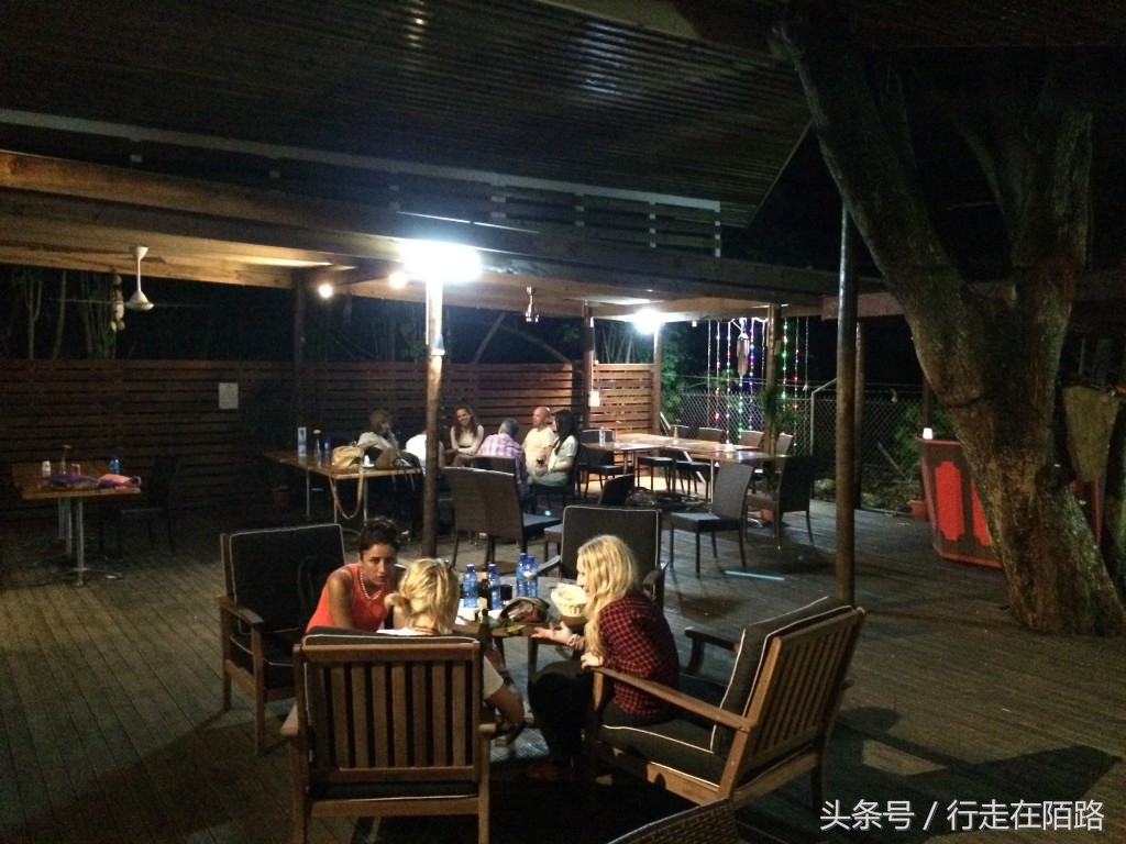 这个国家从全球首富到“首负”只用了30年，到处是废弃的豪车