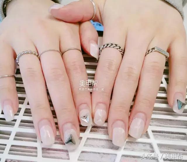 为什么美甲店都建议30天卸甲,为什么做完美甲一段时间会发黄