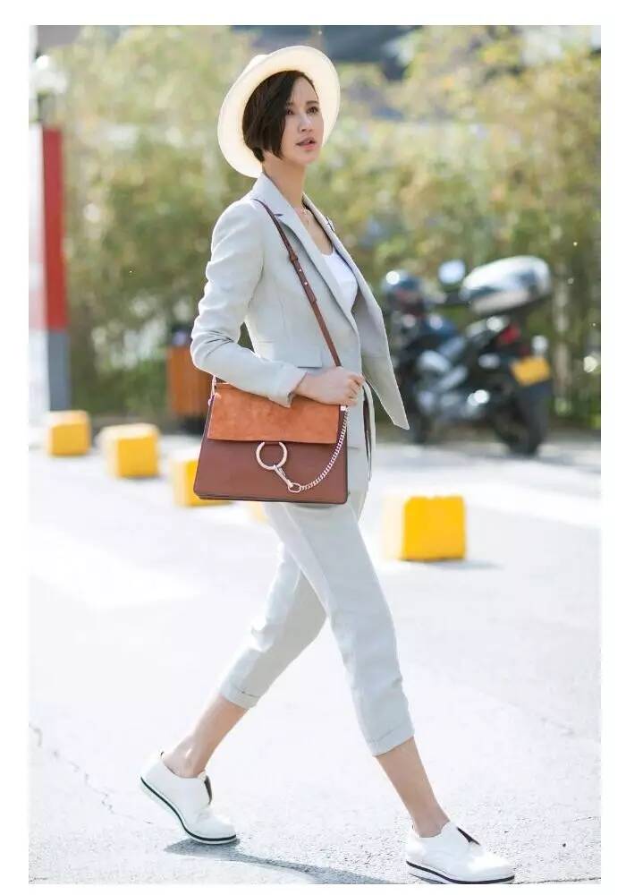 看“二姐”张歆艺如何俘获男神，幸福甜蜜狂“虐狗”