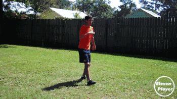 如何踢出一脚完美的侧身凌空抽射,足球射门动作的上半身正确姿势