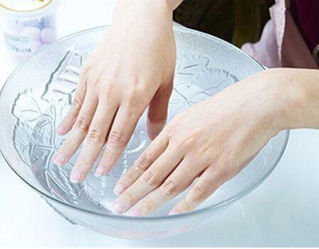 滚烫开水烫伤现场如何急救,手背被开水烫伤了怎么急救