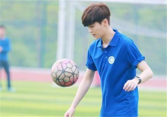 踢足球最帅瞬间,踢足球超帅视频