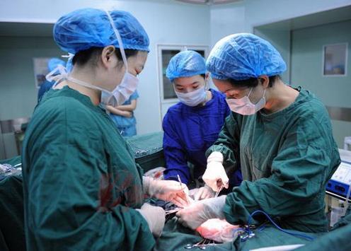 90后产妇生二胎器官衰竭,顺产后掉出来块肉