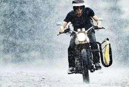 摩托车下雨总是熄火,125摩托车一加油就熄火是怎么回事