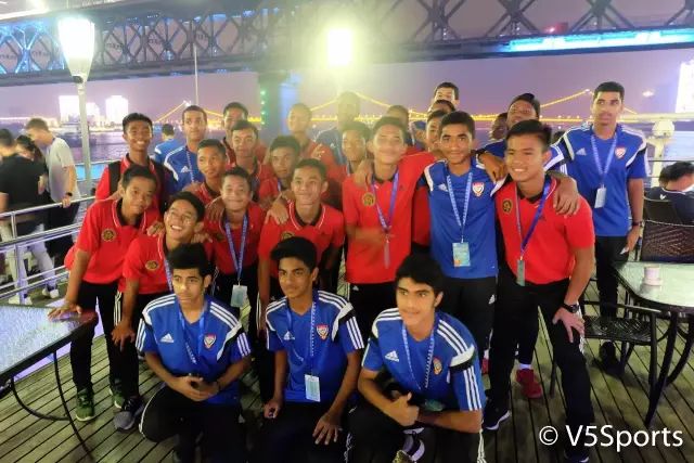 嗨翻天！亚洲足球小将夜游江城六国少年才华横溢