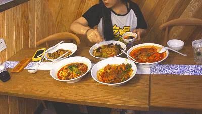 许昌镜湖花园南门自选麻辣烫,许昌四川小馆麻辣烫