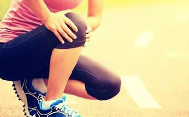 小孩一深蹲膝盖就响怎么回事,为什么练深蹲时膝盖会嘎嘣响