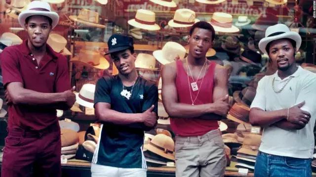 嘻哈起源于贫民窟,嘻哈服装发展