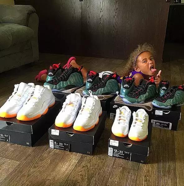 小女孩拥有第一双漂亮鞋子,七岁女孩球鞋