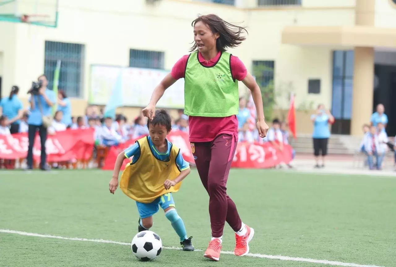 暖心·中国之队｜播种希望！U19女足小花走进都匀十一小学