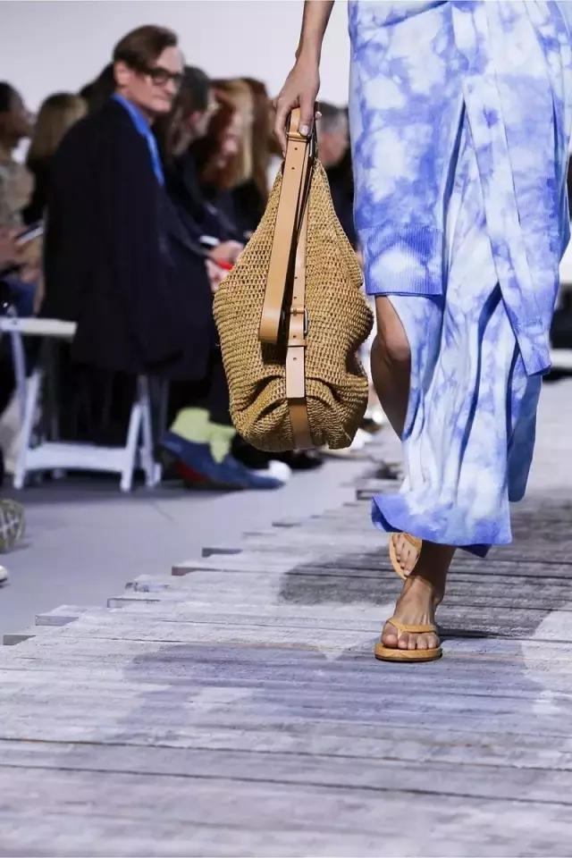 带货女王杨幂又出新花样了,杨幂私服带货