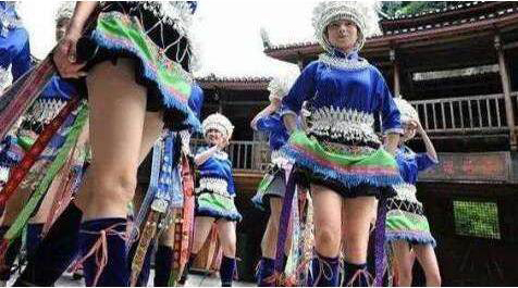 世界“短裙第一村”，裙长只有16厘米，男生都喜欢这个地方