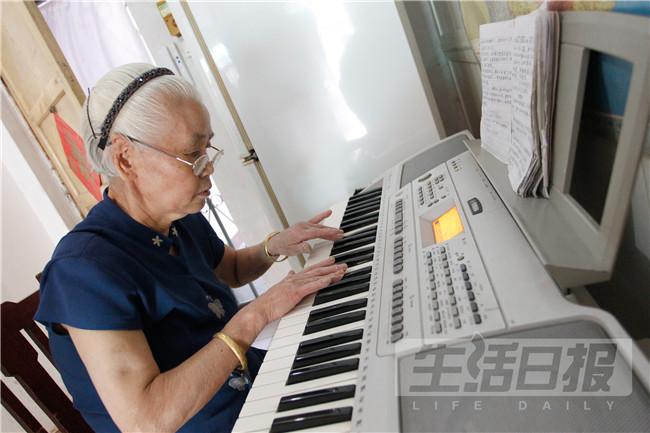 济南七旬奶奶义务扫楼20年,爱练字还自学了电子琴