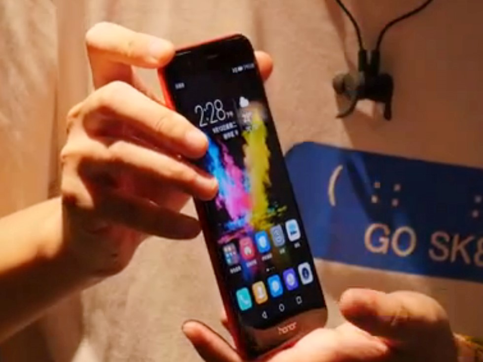 手机不小心被坐弯了怎么修,手机被坐弯了可以继续用吗