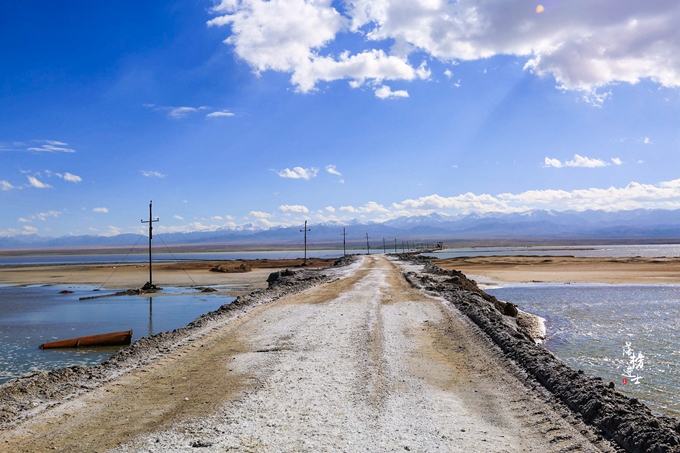 茶卡盐湖的蓝天白云宛如仙境,茶卡盐湖的夜
