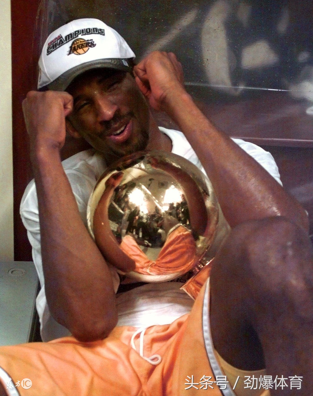 为了纪念科比为什么穿28号球衣,关于科比球衣号码的故事
