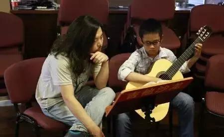 练吉他要多久才能学会,想学吉他但歌唱得不好