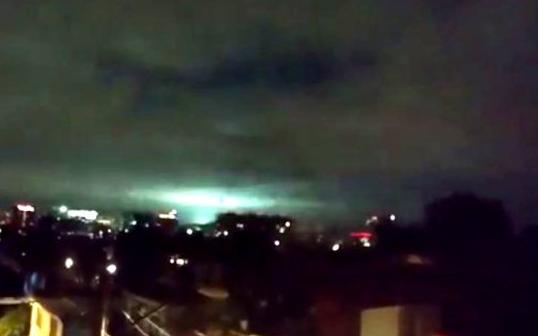 地震天空出现蓝光是怎么回事,地震之前出现的地光是怎么回事