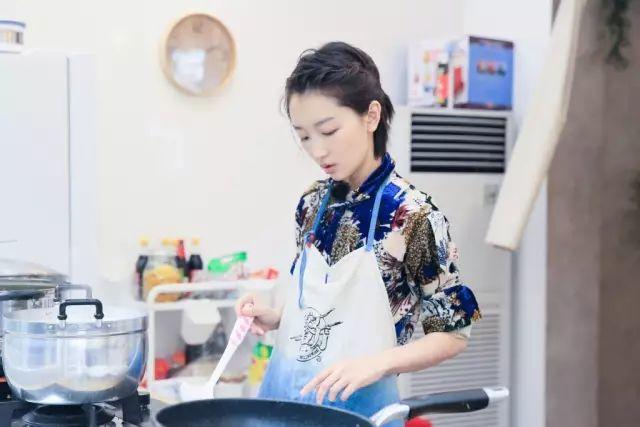 迪丽热巴高马尾发型编发教程,快来看看迪丽热巴同款编发教程吧