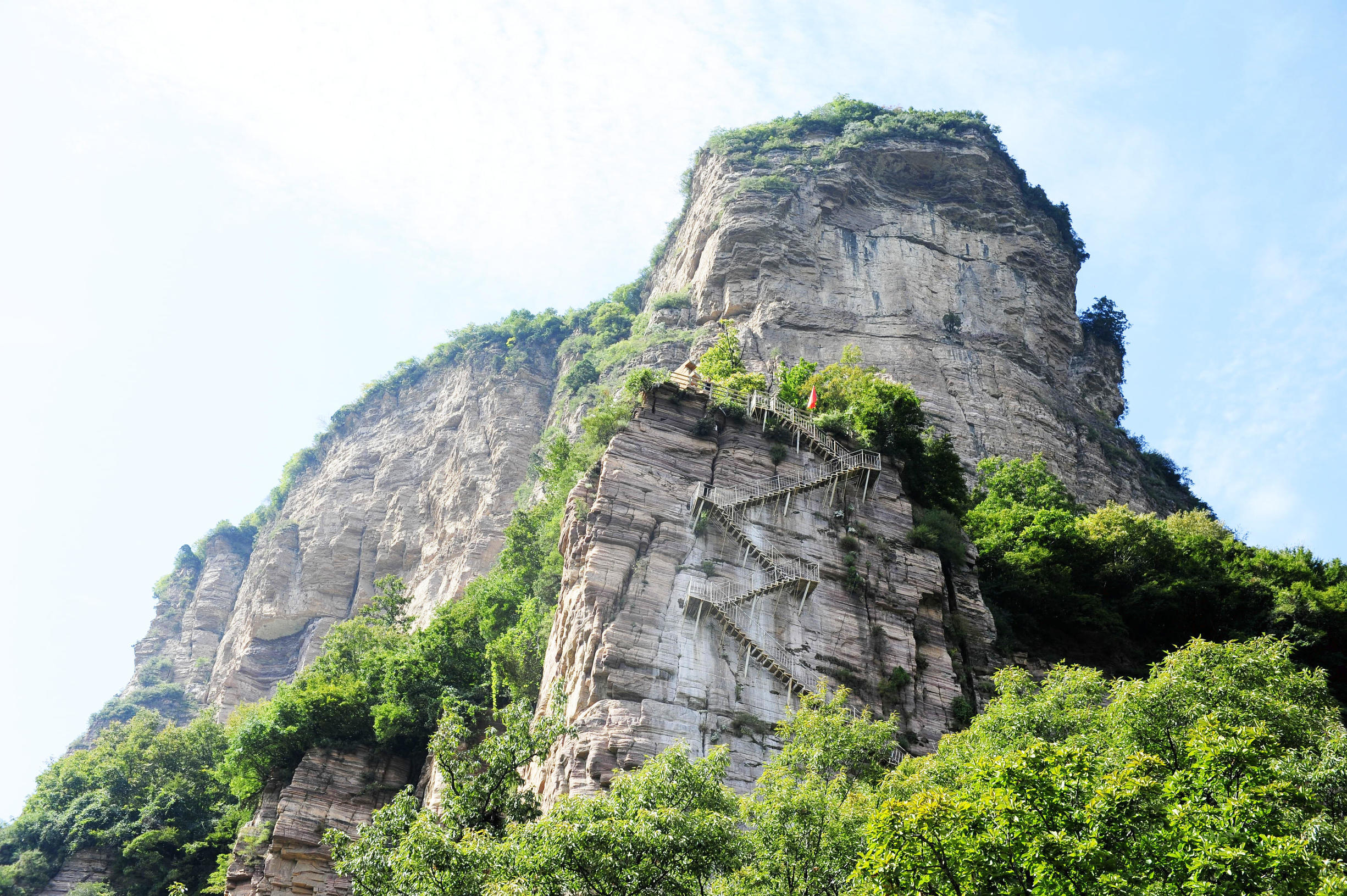 华山第一险长空栈道小伙跳下去,华山第一险长空栈道小伙吓得发抖