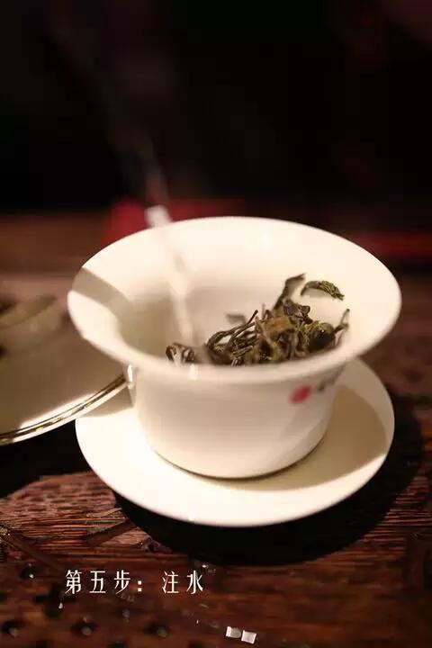最简单实用的普洱茶解茶小技巧,普洱茶茶饼冲泡步骤说明