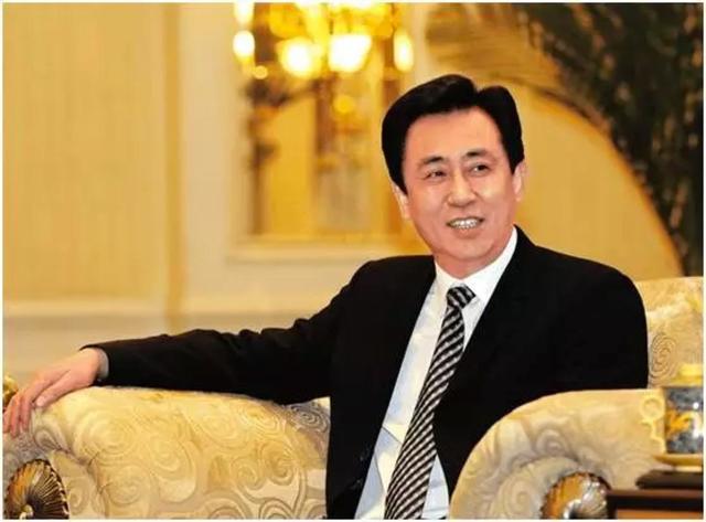 一度力压“二马”登顶中国首富榜！许家印崛起与他的足球产业帝国
