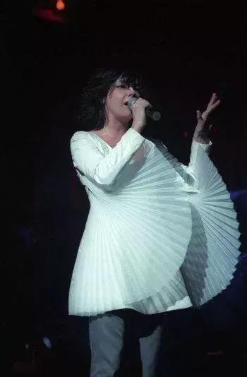 唐嫣的包包里放着一把大镜子,唐嫣背的小方盒子包包