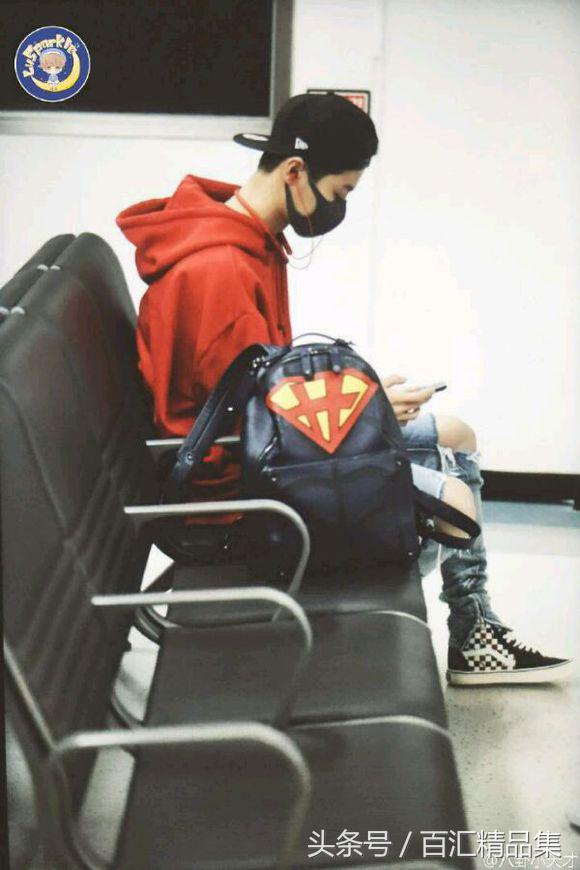 鹿晗穿风衣唱歌,鹿晗穿vans拍mv