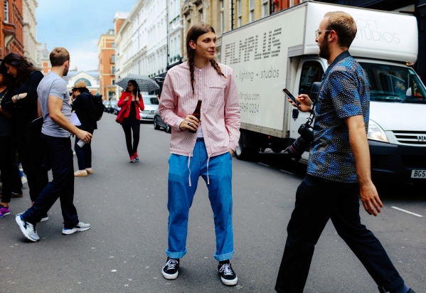 粉色毛呢大衣配什么颜色裤子好看,粉色衬衫搭配什么颜色的裤子好看