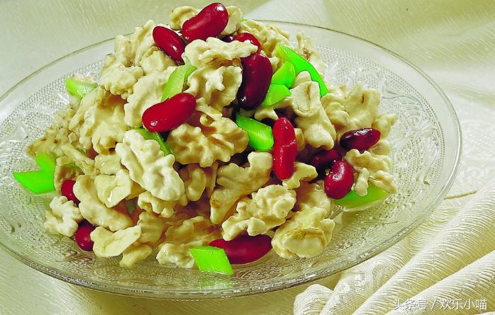 给朋友寄了箱绿皮核桃，他说这水果太苦了！吃完牙齿嘴唇还发黑！