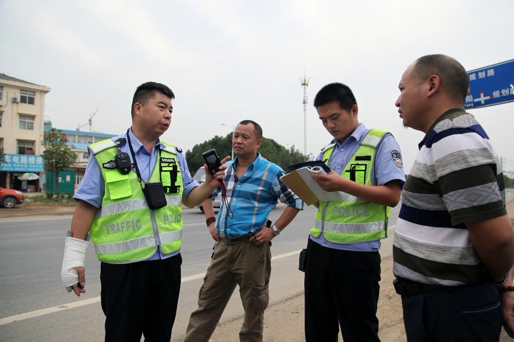 交警手臂骨折还在岗,交警手骨折坚守岗位