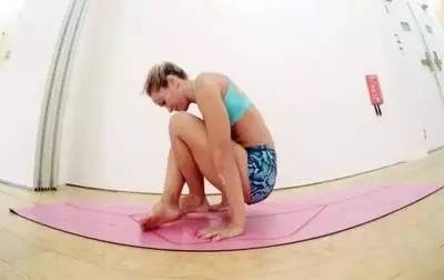 交叉腿怎么能转身,交叉腿怎么转圈