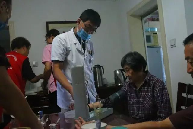 爱心行动关爱孤寡老人,孝行天下关爱空巢老人送医上门