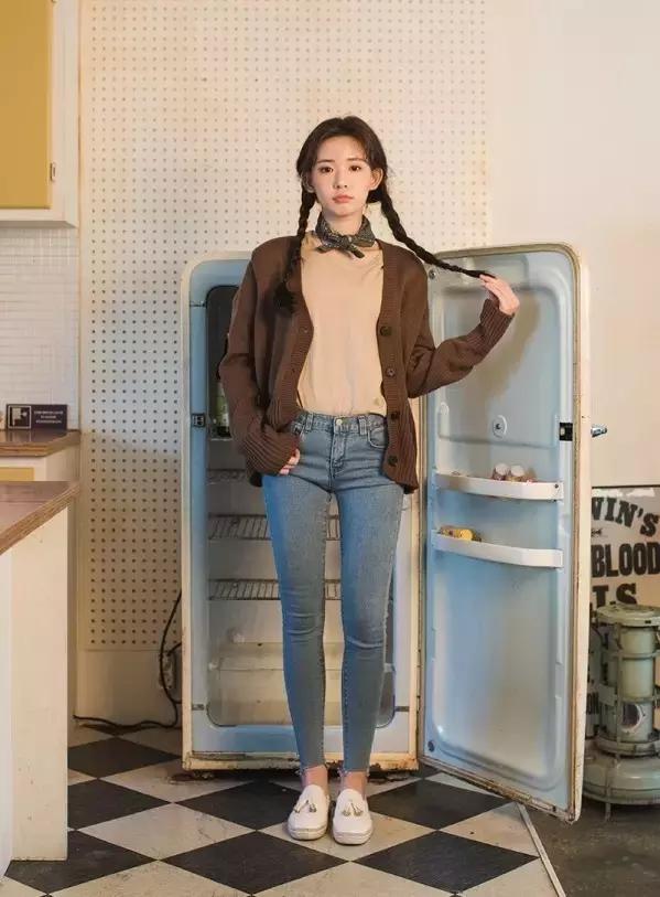 毛衣开衫怎么搭配衣服好看,暗红色开衫和浅蓝色开衫哪个好看