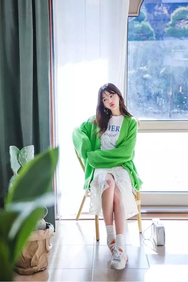 毛衣开衫怎么搭配衣服好看,暗红色开衫和浅蓝色开衫哪个好看