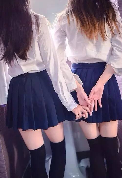 绝对领域的福利：过膝袜与短裙之间的那一抹暖色