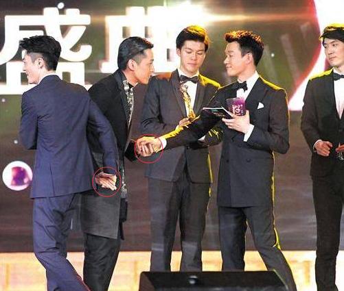 比胡霍纯洁的情侣照，怎样拍？