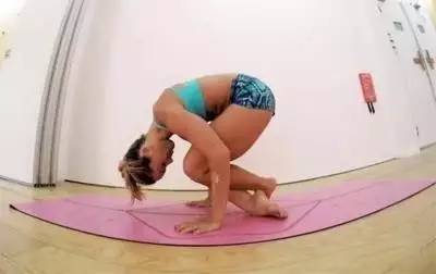 交叉腿怎么能转身,交叉腿怎么转圈