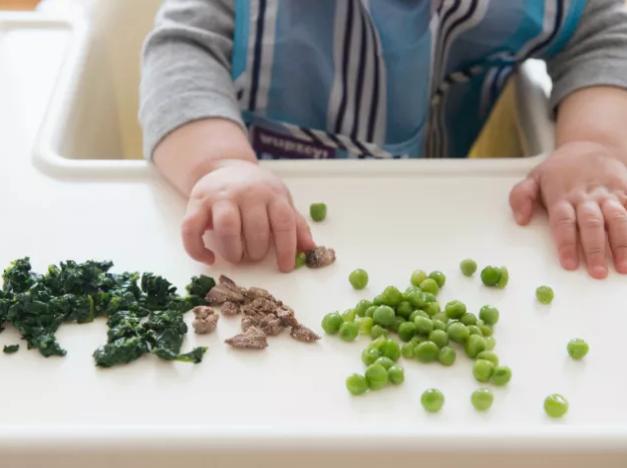 宝宝特别恋妈妈怎么办,恋奶宝宝抗拒辅食