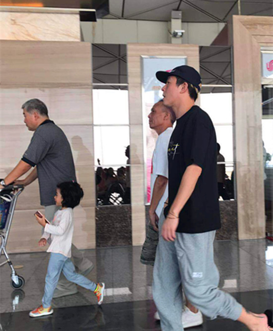 陈冠希穿着黑色戴帽卫衣拍照,陈冠希穿西装照