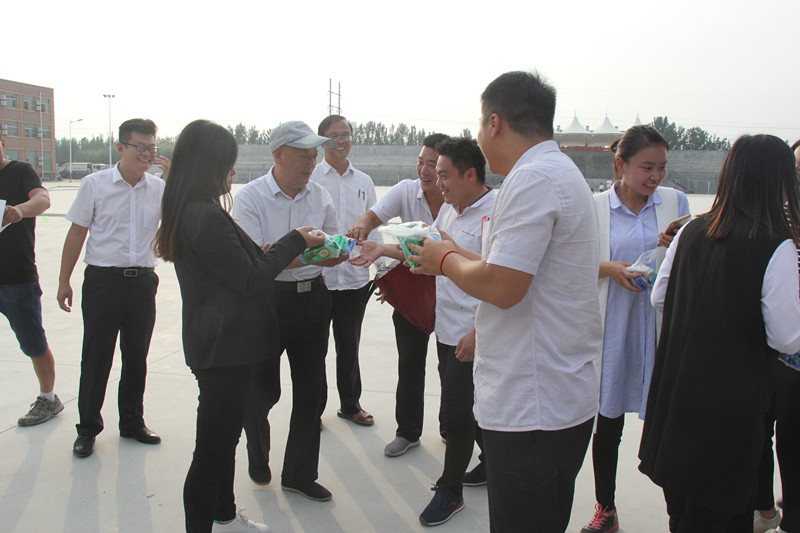 校园抱腿跑比赛,三溪初中运动会跑步比赛